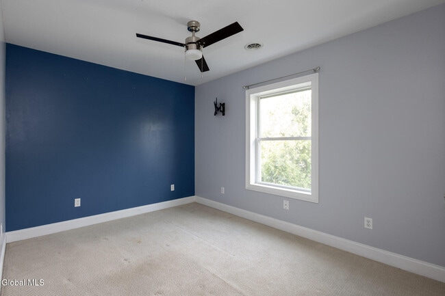 Building Photo - 949 Hudson Ave