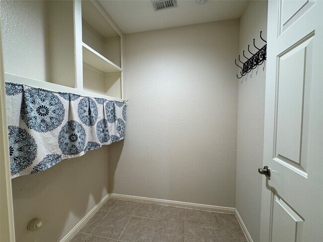 Building Photo - 5822 Pinellas Park Ct