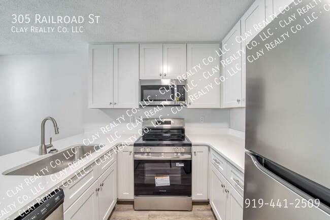 Building Photo - 305 Railroad St