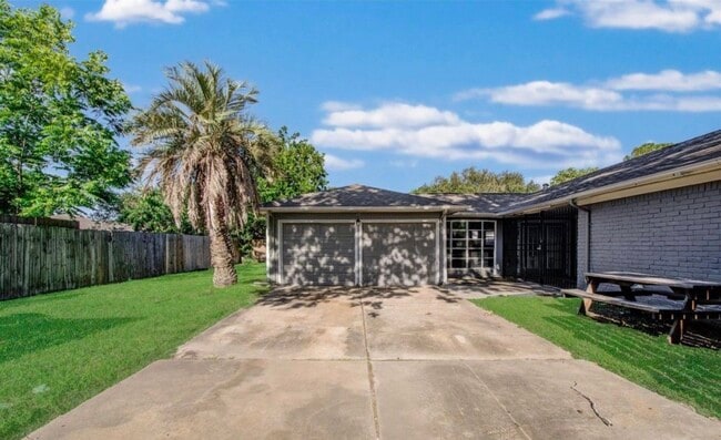 Building Photo - 9430 Claridge Dr