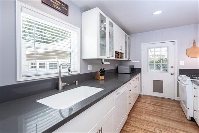 Building Photo - 5865 Vesper Ave Rental