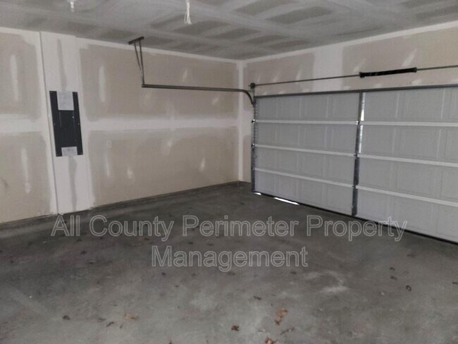 Building Photo - 25 Rambling Oaks Dr NE