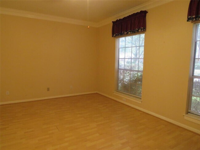 Building Photo - 2302 Plantation Bend Dr