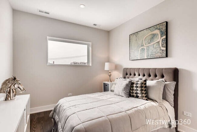 Building Photo - 880 N Milwaukee Ave