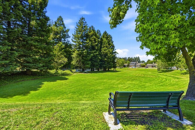 Building Photo - Remodeled 2 Bed, 2 Bath Townhouse in Petaluma's Morningstar Community