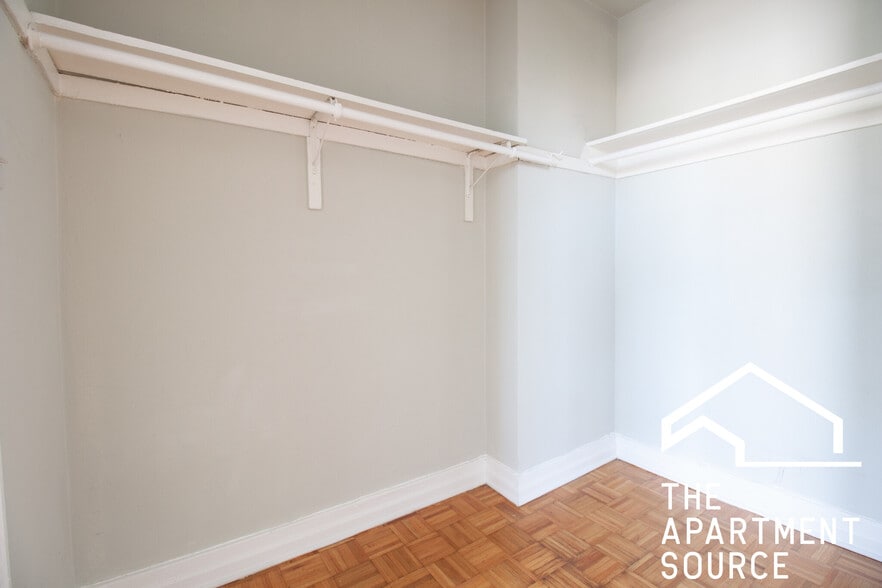 Building Photo - 717 W Belmont Ave