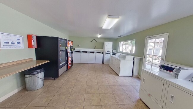 Building Photo - 583 N Tustin Ave