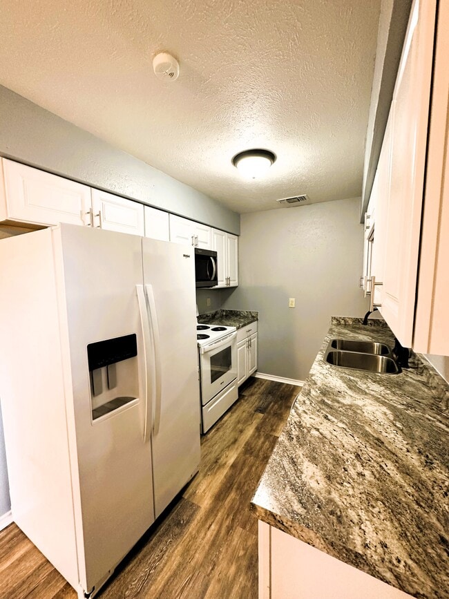 Building Photo - 103 Redbud Ct