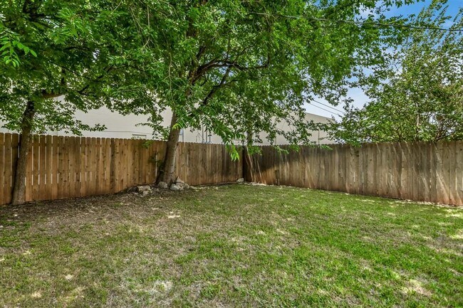 Building Photo - 803 Valley View Dr