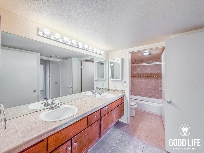 Building Photo - Bright 3B/2BA Condo in La Jolla with Spacious Kitchen and Dual Vanity Primary Bath