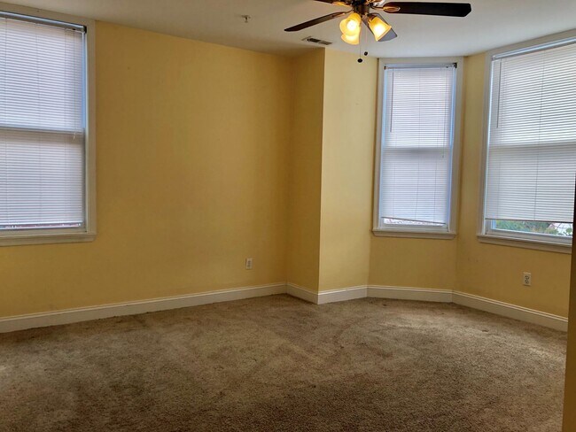 Building Photo - Apartment Units in Old Goucher, Baltimore, MD!