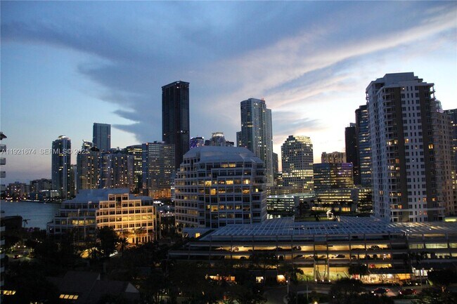 Building Photo - 540 Brickell Key Dr