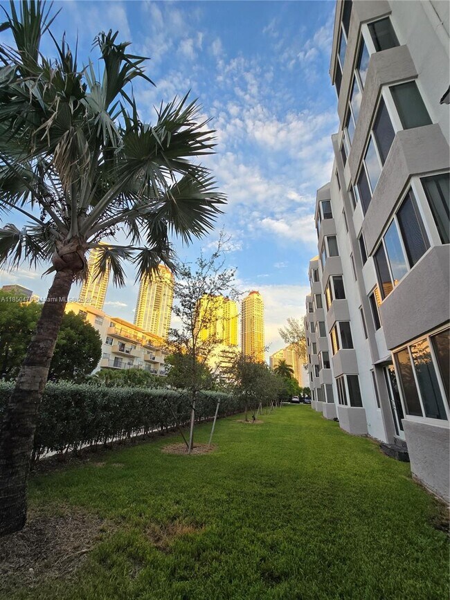 Building Photo - 250 180th Dr