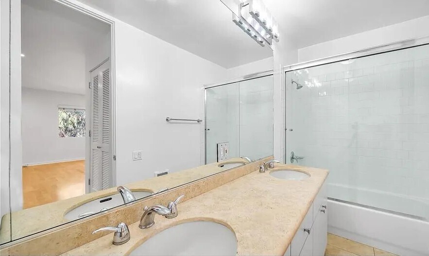 Building Photo - 330 S Barrington Ave