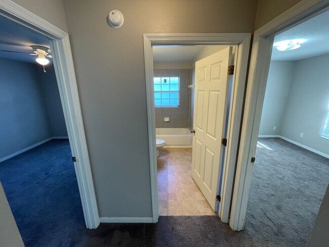 Building Photo - Spacious 3/2 in Quiet Neighborhood!