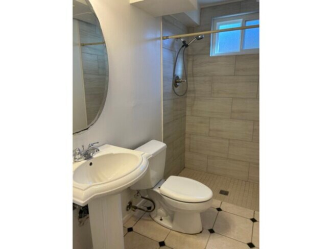 Building Photo - Montbelo Tri-level with finished basement