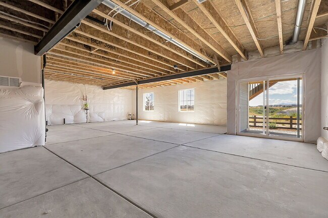 Building Photo - $2,995, 3-bed, 2.5-bath located in Castle ...