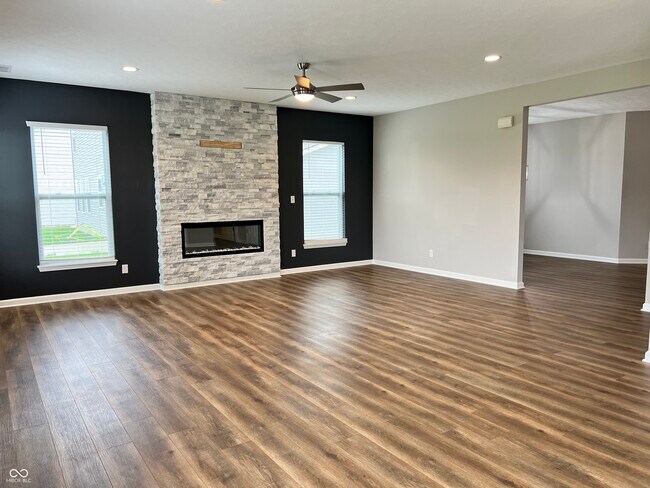 Building Photo - 5656 Grosbeak Dr