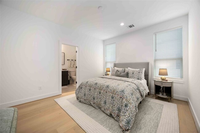 Building Photo - 3028 Lamar St