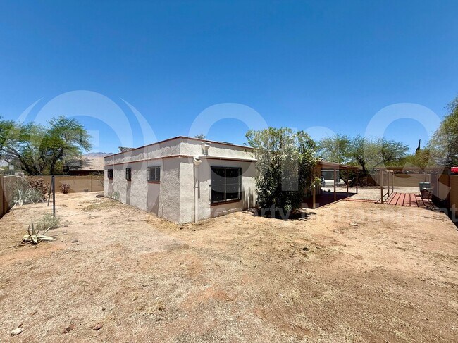 Building Photo - 1303 N Walnut Blvd