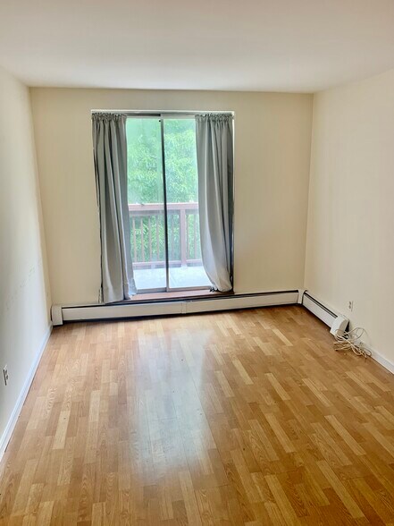 Building Photo - 144 Kenrick St