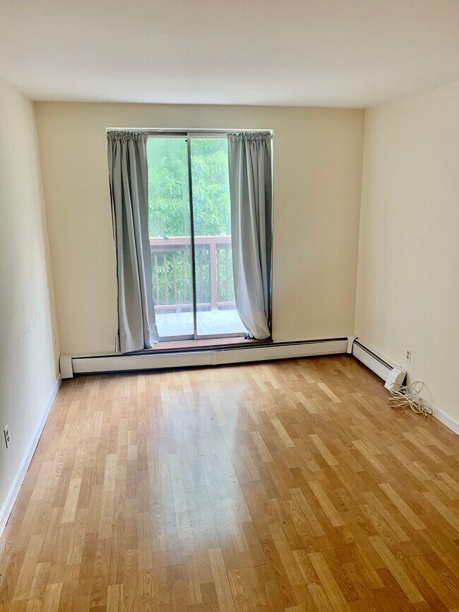 Building Photo - 144 Kenrick St