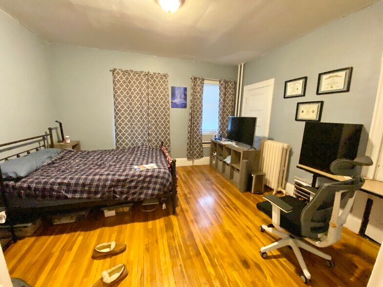 Building Photo - 10 Sachem St