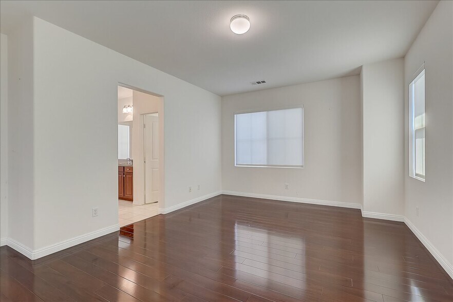 Building Photo - 3115 N Sunrise Ct
