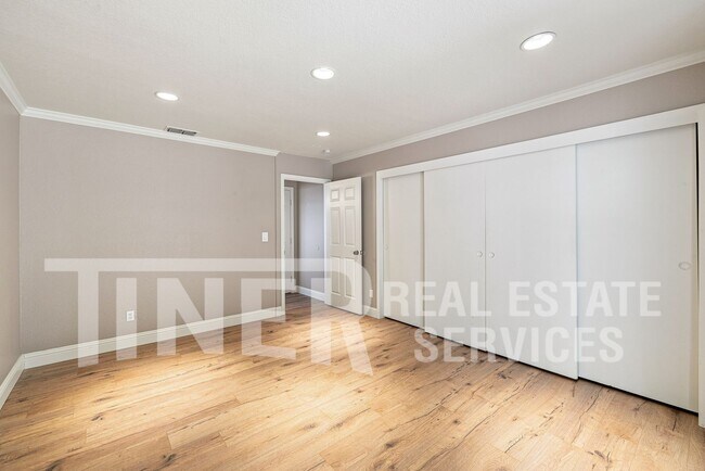 Building Photo - 639 Flower Dr