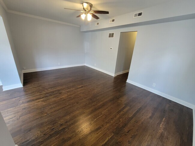 Building Photo - 4849 N Sawyer Ave