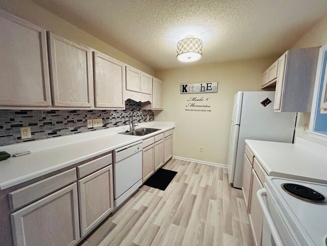 Building Photo - Beautiful Maintenance free 2 bedroom 2 bat...