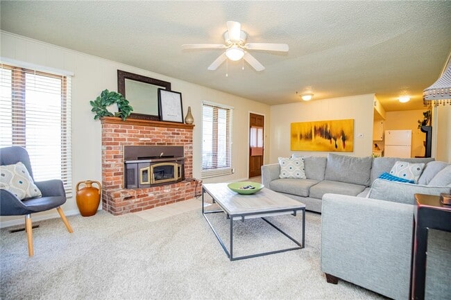 Building Photo - 107 NW Winfield Ln