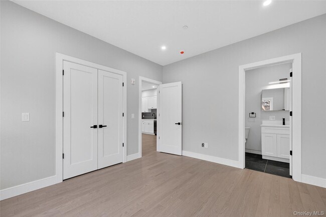 Building Photo - 10 Market St