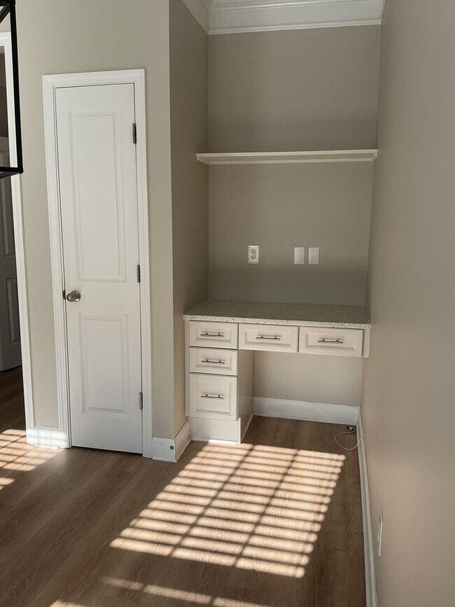 Building Photo - Beautiful 3 Bedroom, 2.5 Bath Townhouse in...