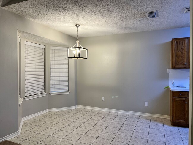 Building Photo - 411 Hickory Rd