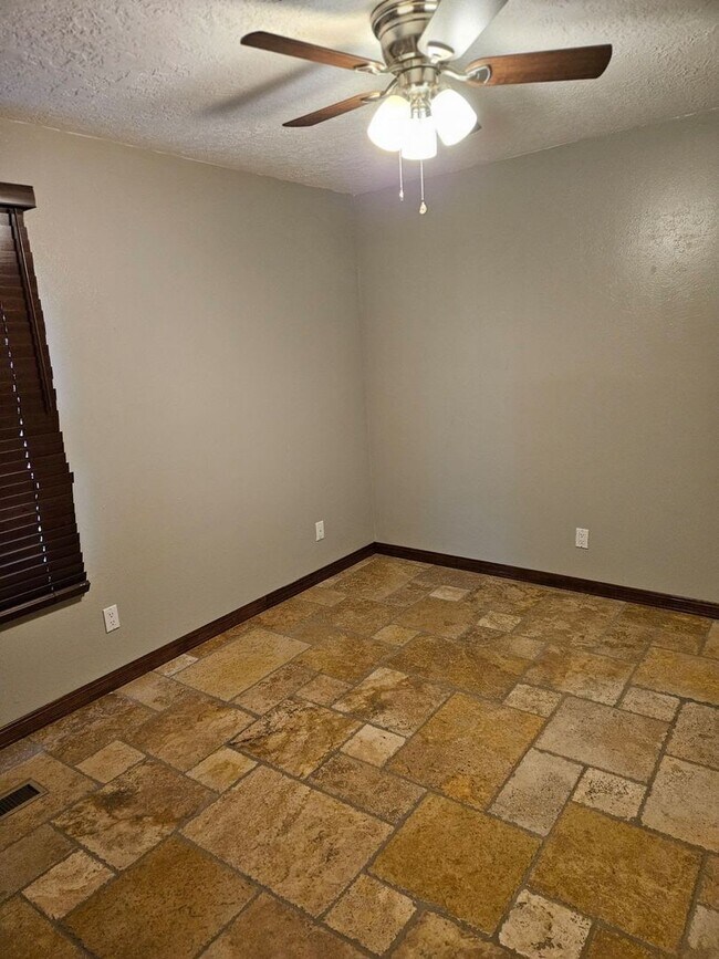 Building Photo - Energy Efficient 4 bed Home in Foothills