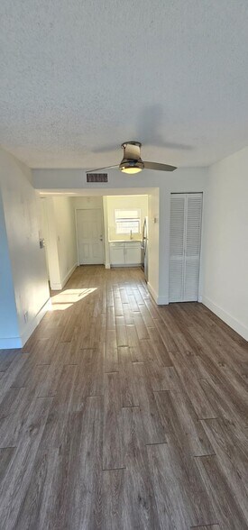 Building Photo - 422 Lakeside Dr