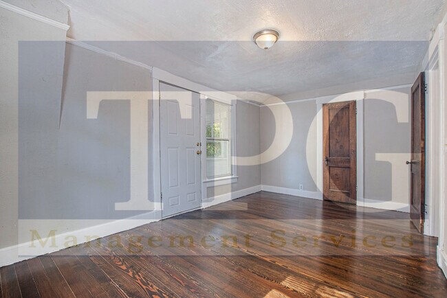 Building Photo - 4241 Charlotte St