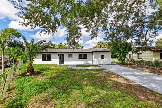 Building Photo - Charleston Park Dr
