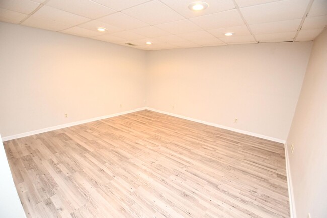 Building Photo - Large executive home in Granger IN