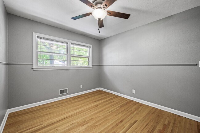 Building Photo - Gorgeous Shoreview House 3BR 1 Bath  Available Early May!