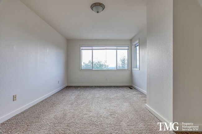 Building Photo - Spacious 4BR Townhome with AC, W/D, Garage...
