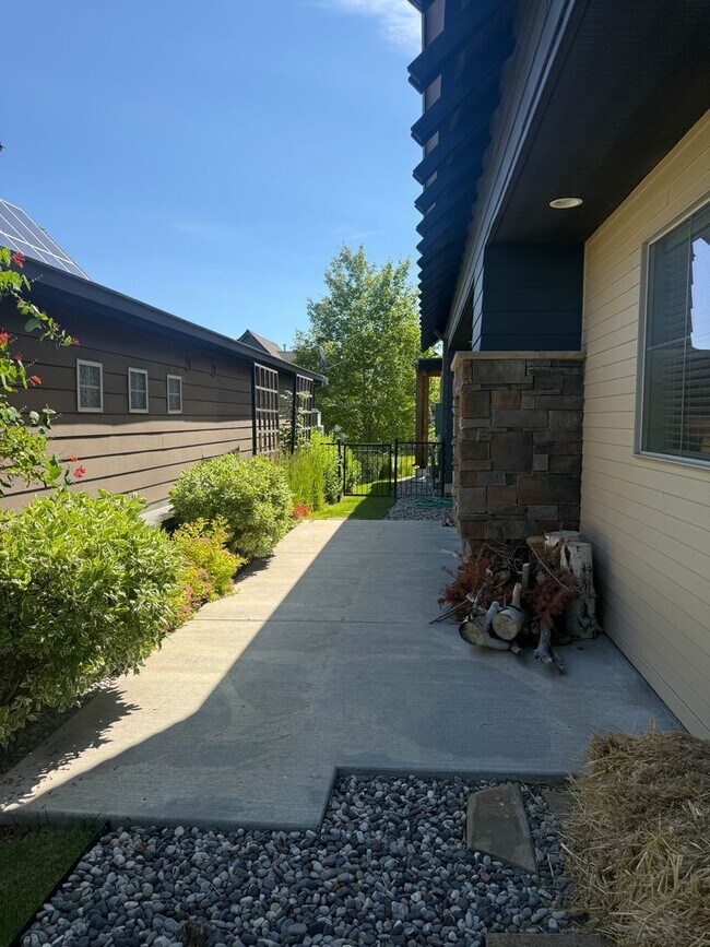 Building Photo - Rare Find- Home for Rent in the Knolls Community