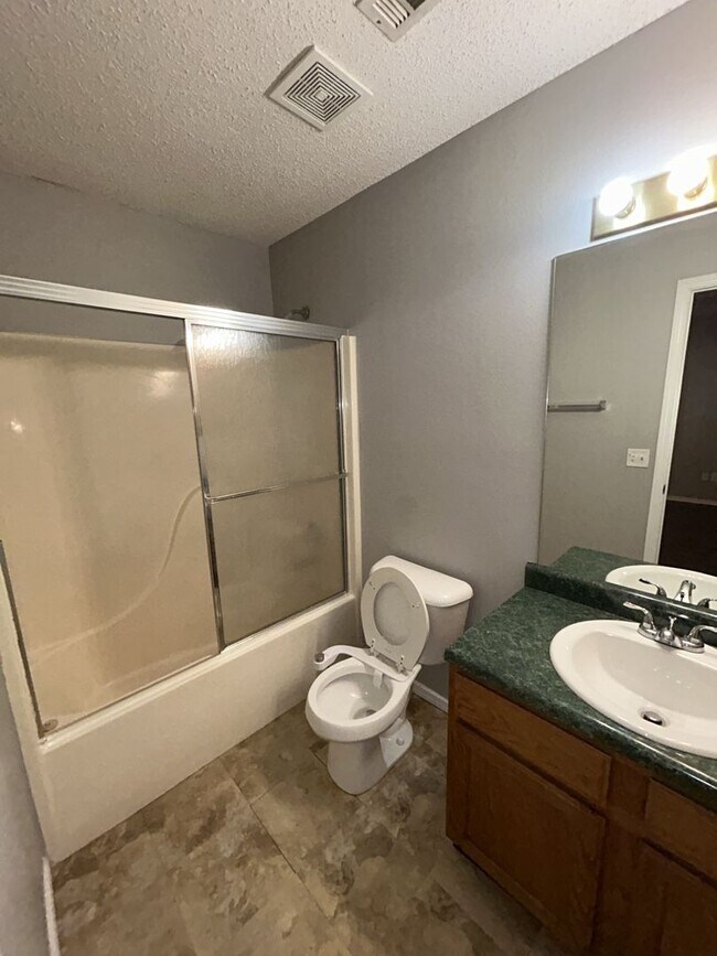 Building Photo - Charming 3-Bed, 2-Bath Home with Garage in...