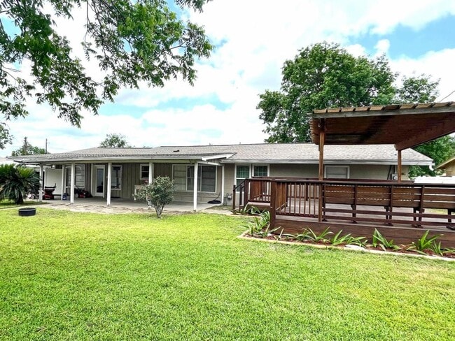 Building Photo - 701 Gardenia Ln