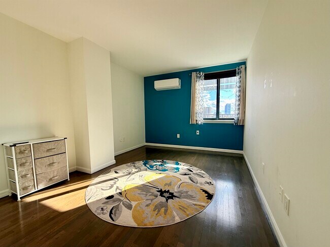 Building Photo - 205 10th St