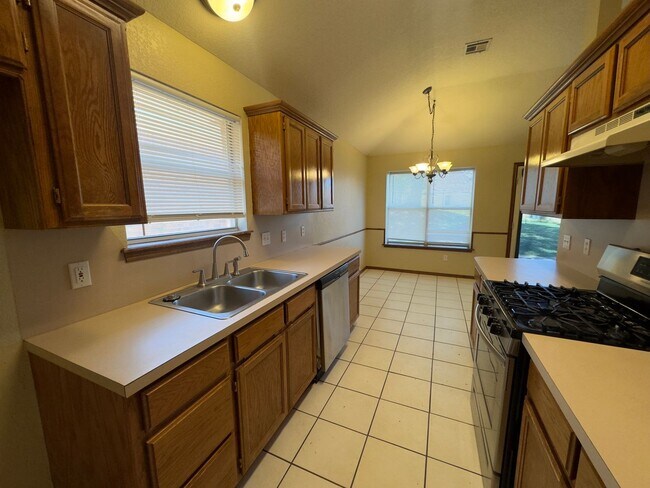 Building Photo - Charming Home in Stonepoint!