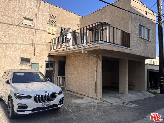 Building Photo - 133 S Elm Dr