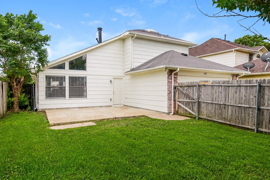 Building Photo - 1411 Sandalwood Dr