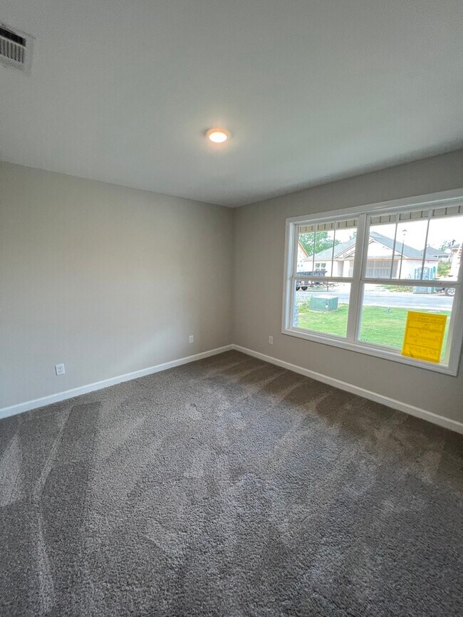 Building Photo - FIRST MONTH'S RENT FREE!